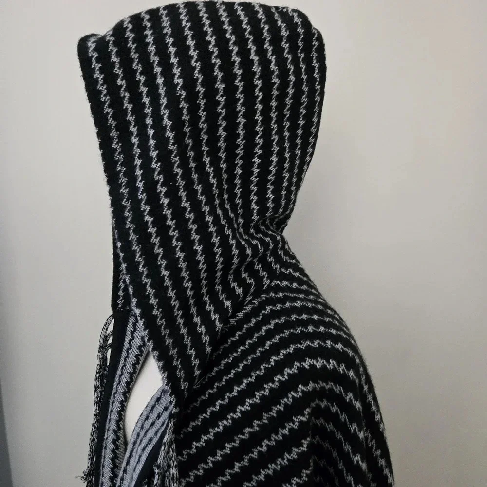 TOPSHOP Black and White Hooded Tassel Poncho one size NWT - Picture 8 of 10